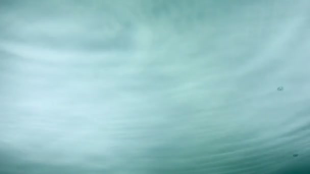 Modèle d'arrosage de la surface de l'eau reflux sur le plafond 