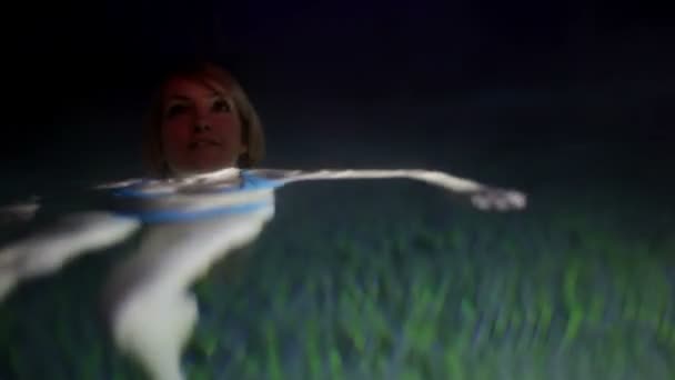 在晚上，水池中女人 — 图库视频影像