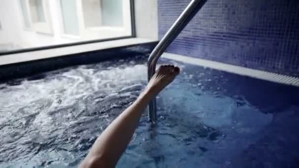 Kvinnan i poolen — Stockvideo