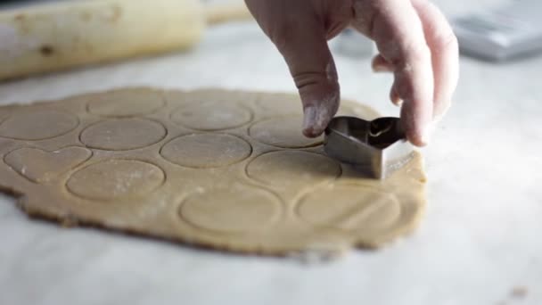 Nahaufnahme von Menschenhänden, die Teig für Kekse herstellen — Stockvideo
