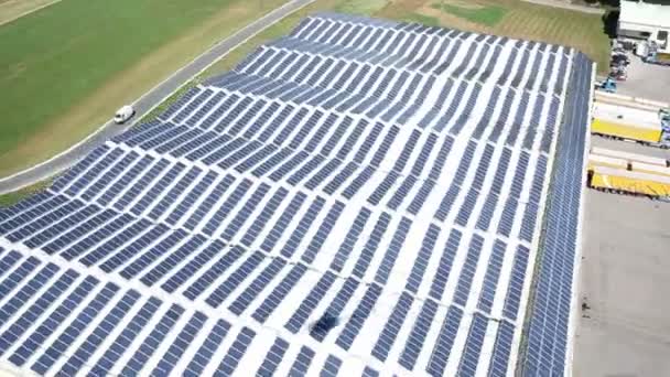 Vue panoramique depuis un hélicoptère représentant un toit couvert d'une centrale solaire 