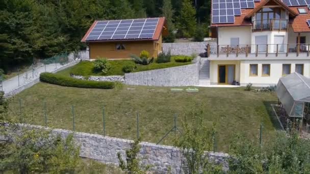 파노라마 슬라이드 지붕 가진 작은 마에의 한 산업 부분을 대표 하는 헬기에서 총 태양 에너지 역으로 덮여 — 비디오