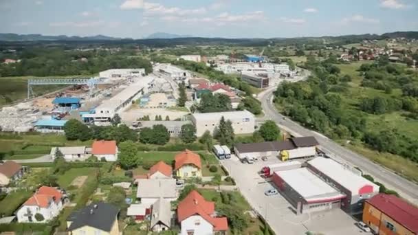 Panorama slide shot de helicóptero representando uma parte industrial de uma pequena cidade com telhados cobertos com centrais solares — Vídeo de Stock