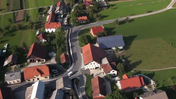 Panorama bild skott från helikopter som representerar dalen med fält, ängar, skog och några hus — Stockvideo