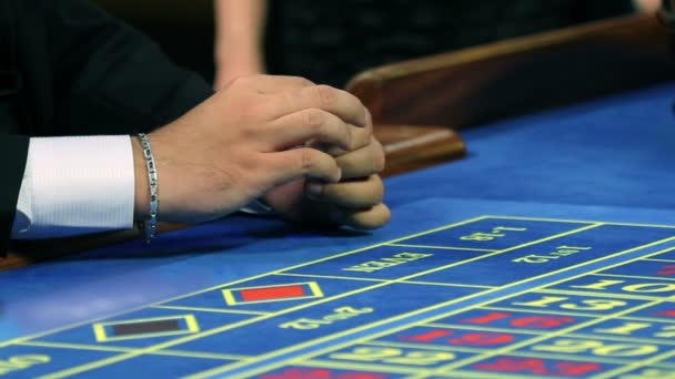 Primer plano de fichas de juego en la mesa de ruleta — Vídeo de stock