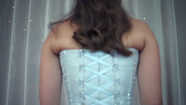 Femme dans une belle robe entrant dans le hall — Video