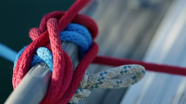 Details van gematteerd touwen terwijl de voorbereiding van regatta — Stockvideo