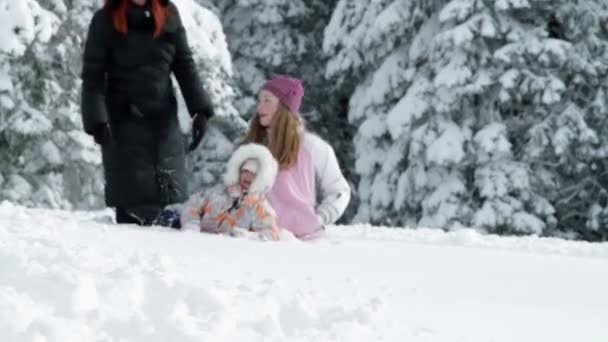 Mamma, två flickor njuter på snö i vinter — Stockvideo