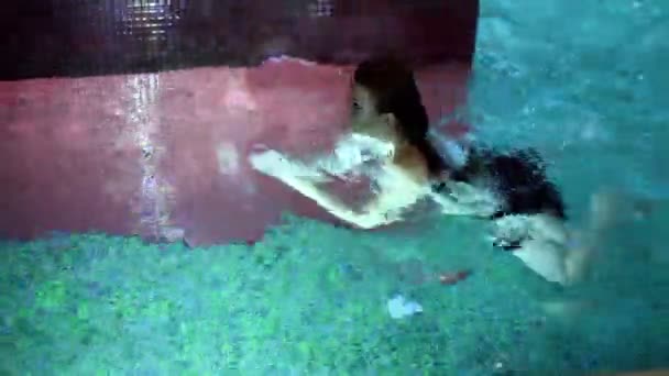 Berenang berpasangan, menikmati dan bersantai di pusat spa — Stok Video