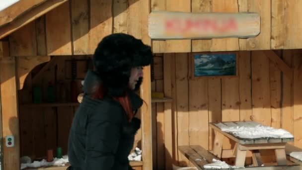 Pequeña casa de madera en invierno — Vídeo de stock
