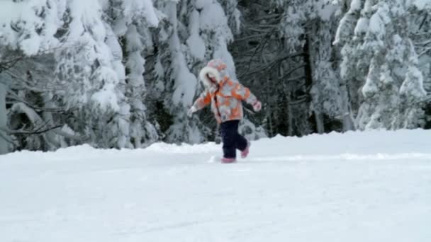 Yürüyüş ve kar üzerinde çalışan küçük kız — Stok video