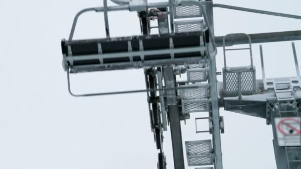 Nauwere weergave met detail van de kabelbaan in de winter — Stockvideo
