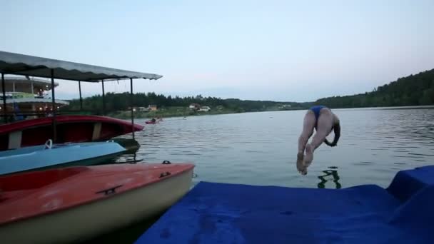 Прыжки и купание в озере — стоковое видео