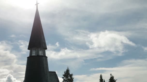 Колокольня приходской церкви в солнечный, холодный день — стоковое видео