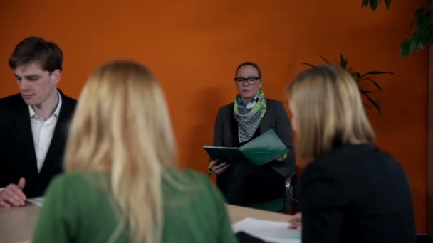 Les jeunes employés d'entreprise résolvant des feuilles pour réunion 