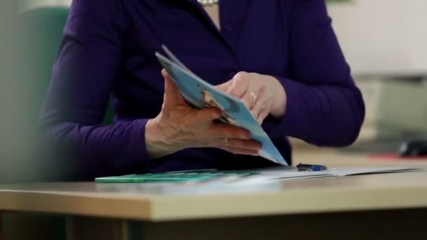 Employee showing brochure to client — Stock Video