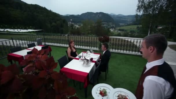 Νεαρό ζευγάρι σερβίρεται με δείπνο — Αρχείο Βίντεο