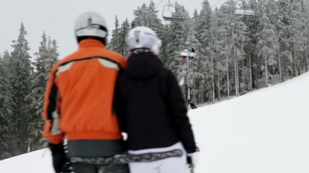 Группа людей катается на лыжах в идиллическое зимнее время — стоковое видео