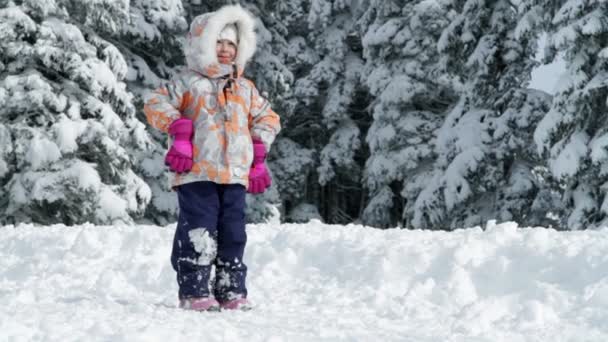 Lilla tjejen njuter av snön på vintern — Stockvideo