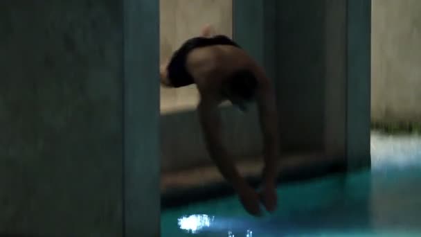 Genç bir çift büyük Yüzme Havuzu — Stok video