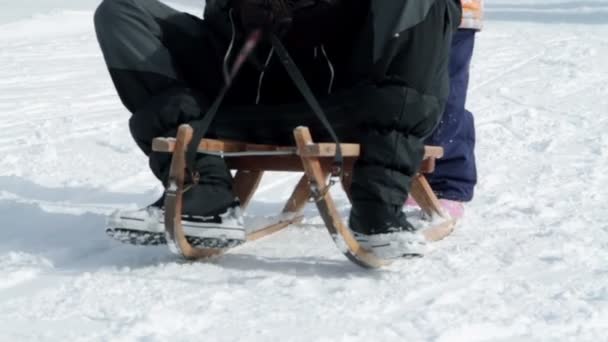 Familie genieten van wintertijd — Stockvideo