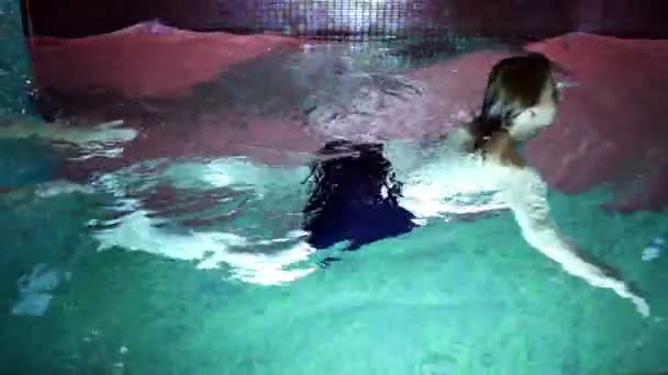 Çift Yüzme, zevk ve dinlendirici spa merkezinde — Stok video
