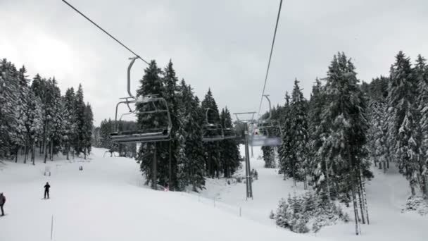 Piste de ski idyllique et téléphérique avec ski — Video