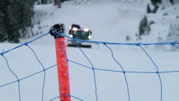 Máquina de neve especial na pista de esqui — Vídeo de Stock