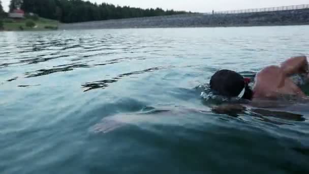 Москулярный человек ползает по озеру — стоковое видео