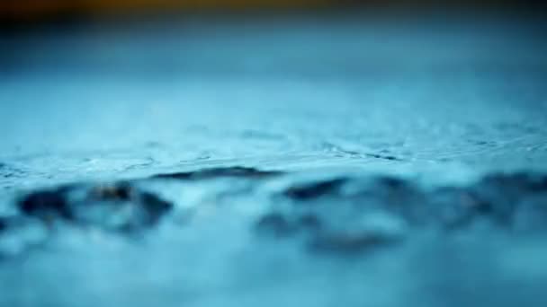 Undervatten ytan med stora bubblor — Stockvideo
