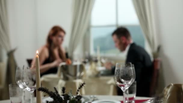 Pareja joven celebrando la cena — Vídeo de stock