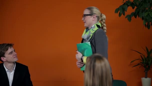 Toplantı için yaprak çözme genç işletme çalışanları — Stok video