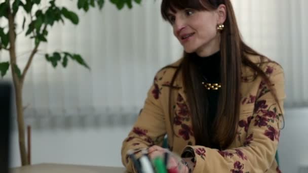 Woman long-haired employee at business meeting with CEO — Stock Video