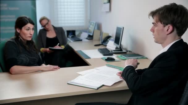Plan moyen sur PDG et secrétaire parlant à l'employé 