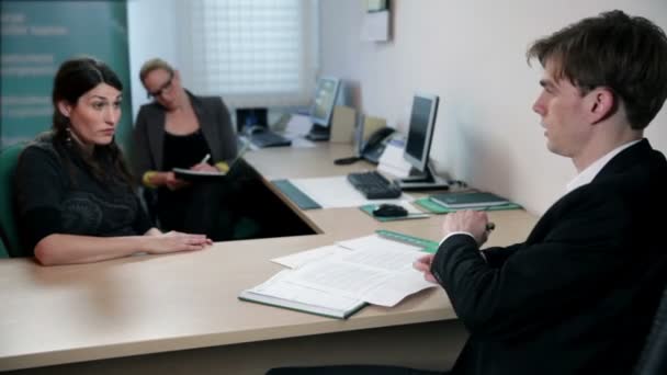 Średnio strzał na prezes i sekretarz rozmowy z pracownikiem — Wideo stockowe