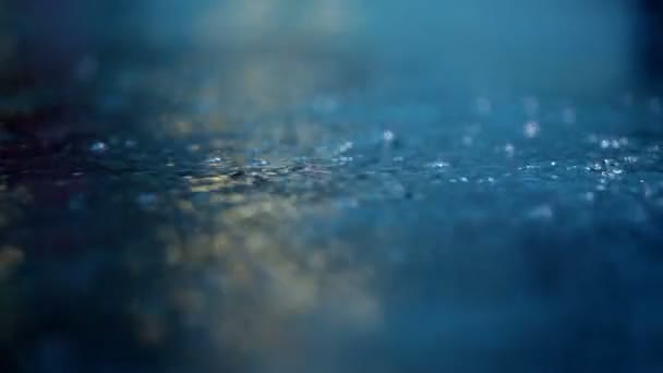Undervatten ytan med små och stora bubblor — Stockvideo