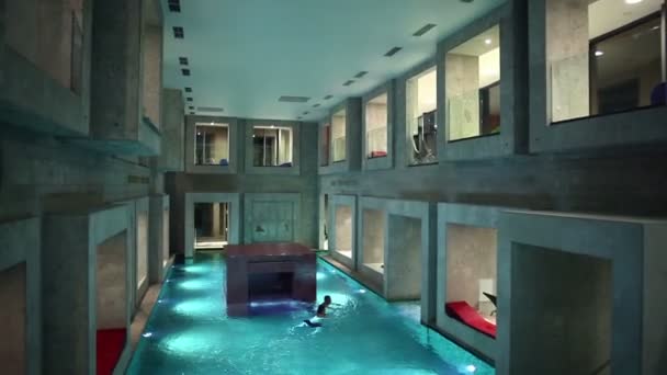 Genç bir çift büyük Yüzme Havuzu — Stok video