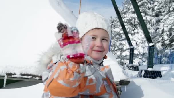 Família desfrutando de tempo de inverno — Vídeo de Stock