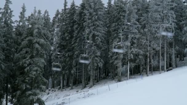 Närmare bild av linbanan i idylliska vintern — Stockvideo
