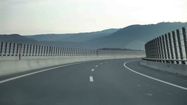 Uma estrada e condução em uma estrada no tempo de inverno — Vídeo de Stock