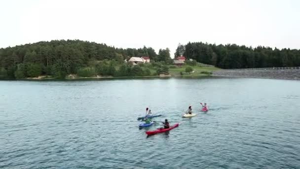 Jovens lentamente canoagem no lago — Vídeo de Stock