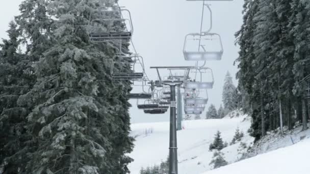 Vista más cercana con detalle del teleférico en invierno — Vídeos de Stock