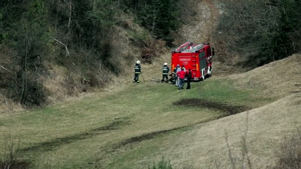 Bescherming van bossen tegen brand brandweerman — Stockvideo