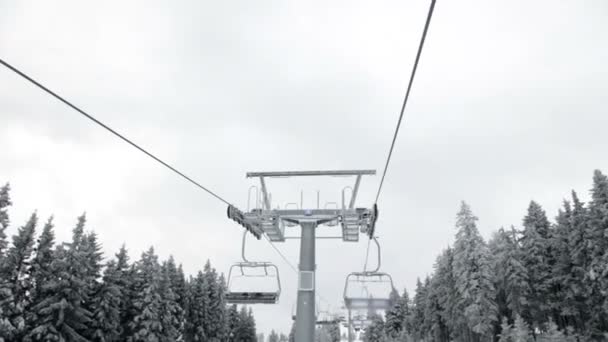 Parte importante del teleférico en el día nublado de invierno — Vídeo de stock