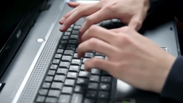 Un homme tapant sur le clavier de l'ordinateur — Video