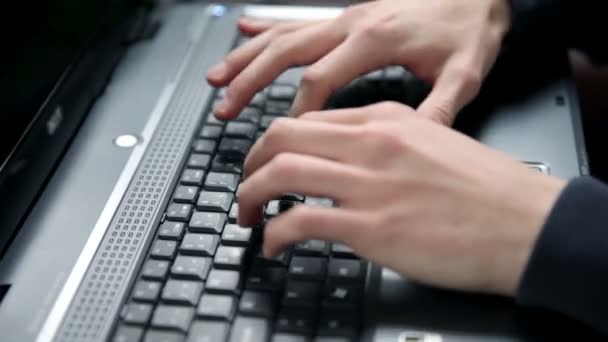 Un hombre escribiendo en el teclado de la computadora — Vídeo de stock