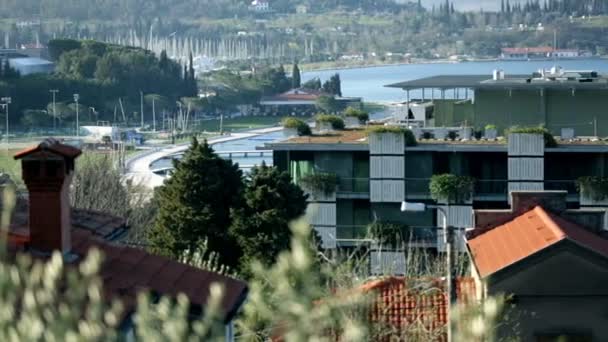 Città vicino al mare con piccolo porto, case — Video Stock