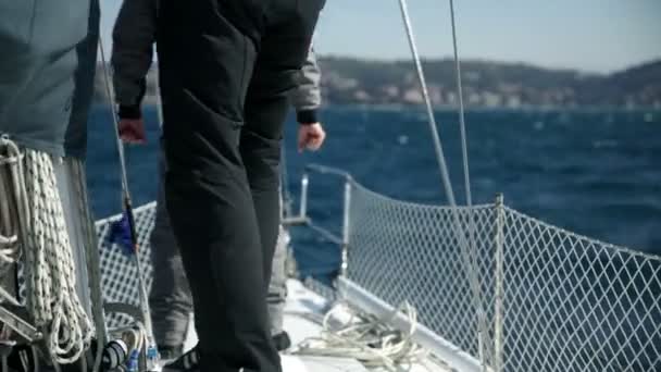 Podrobnosti o vzrušení mužů, příprava na závod plachetnic — Stock video