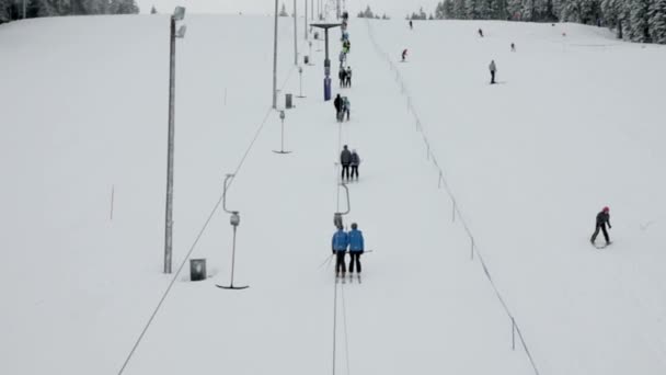 Idylliska skidbacken, linbana med massor av människor — Stockvideo