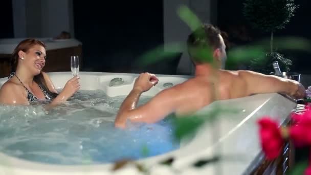 对夫妇享受和放松的按摩浴缸 — Stock video